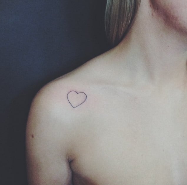 Tatuaje de corazón mínimo en el hombro por Anna Bravo