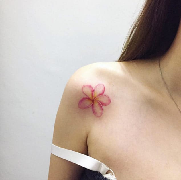 Plumeria Flower Tattoo en el hombro de Ilwol
