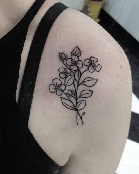 Tatuaje floral en el hombro de Eloise Entraigues