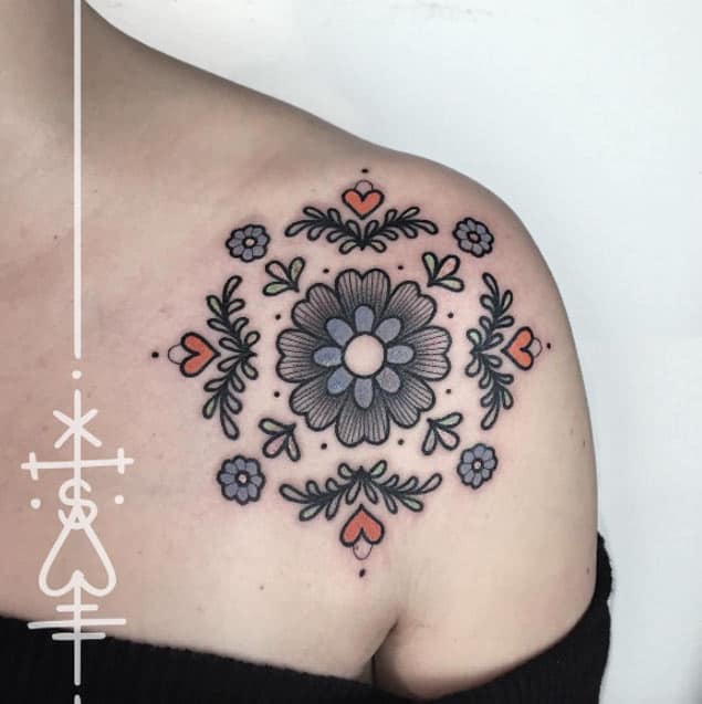 Tatuaje Floral en el Hombro por Sarah Herzdame