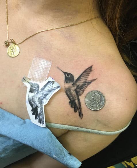 Tatuaje de colibrí en el hombro por Luis Inda