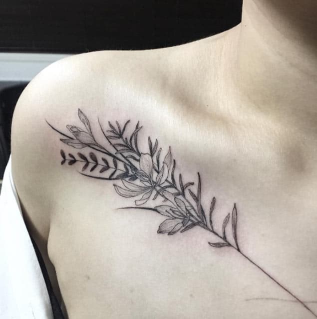 Tatuaje Azafrán Hombro por Ilwol