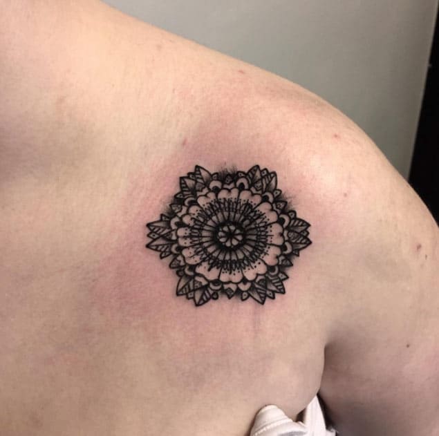 Tatuaje Mandala Hombro por Paul Bachman