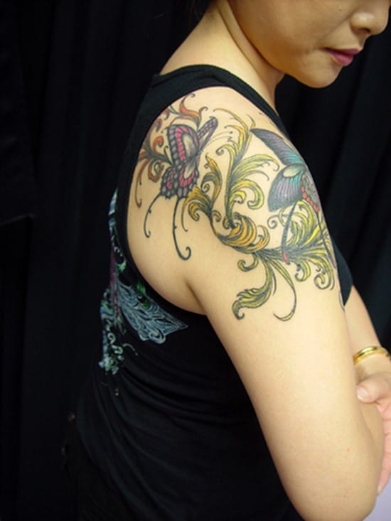 tatuaje de mariposas en el hombro