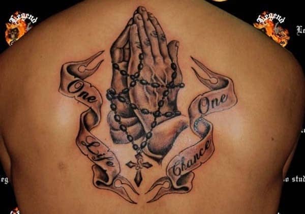 tatuaje de manos de oración