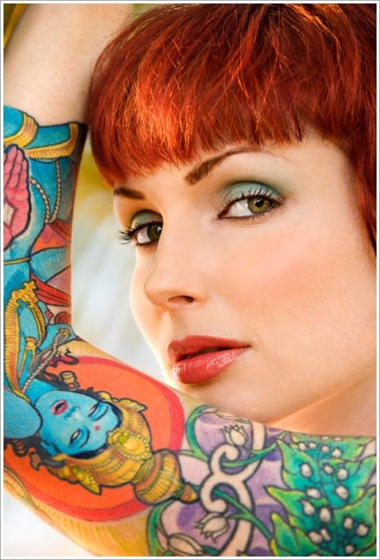 Close-up retrato de atractiva mujer caucásica tatuada en Maui, Hawaii, USA.