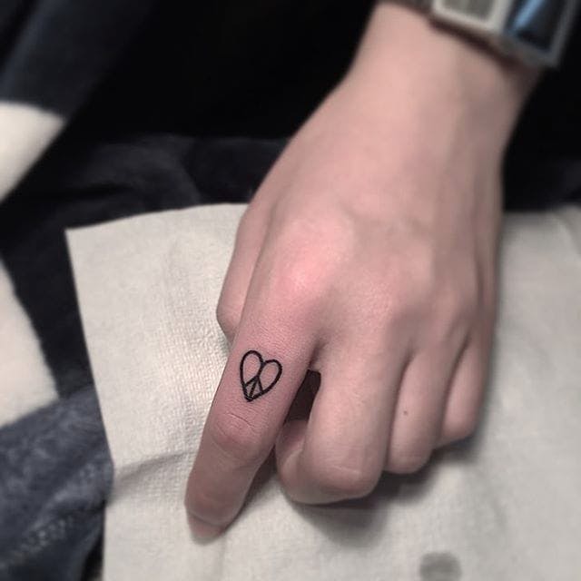 Tatuaje de línea de Popo.  #Popo #linework #doodle #south Korean #simple #blackwork #heart #microtattoo
