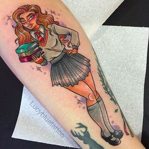 Tatuaje de colegiala traviesa por Lucy Blue @Lucybluetattoo #Lucybluetattoo #Neotraditional #pinup #pinupgirl #pinuptattoo #girltattoo #BlueCardinal #Manchester #UK #Schoolgirl