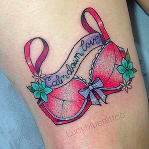 Cute Bra Tattoo por Lucy Blue @Lucybluetattoo #Lucybluetattoo #Neotraditional #pinup #pinupgirl #pinuptattoo #girltattoo #BlueCardinal #Manchester #UK #Bratattoo