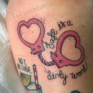 Tatuaje de esposas brillantes por Lucy Blue @Lucybluetattoo #Lucybluetattoo #Neotraditionel #pinup #pinupgirl #pinuptattoo #girltattoo #BlueCardinal #Manchester #UK #Handcuffs
