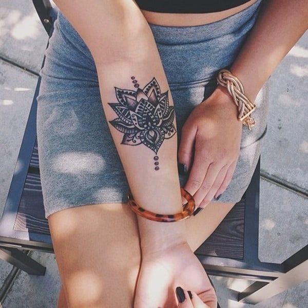Hermoso tatuaje de henna en el brazo