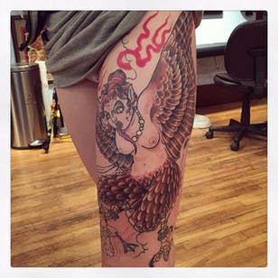 Tatuaje de arpía por Gareth Hawkins #Harpy #Harpies #HarpyTattoo #MythologyTattoos #GreekTattoos #MythTattoos #Traditional #GarethHawkins