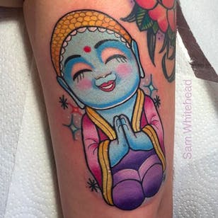 Tatuaje lindo y feliz de Buda por Sam Whitehead @Samwhiteheadtattoos #Samwhiteheadtattoos #Colorful #Girly #Girlytattoo #Neotraditional #Blindeyetattoocompany #Leeds #UK #Buddha
