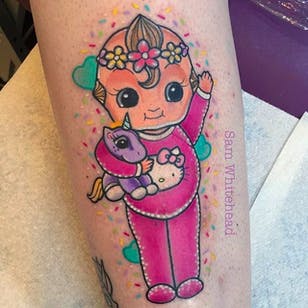 Pink Baby Tattoo por Sam Whitehead @Samwhiteheadtattoos #Samwhiteheadtattoos #Colorful #Girly #Girlytattoo #Neotraditional #Blindeyetattoocompany #Leeds #UK #Baby #pink