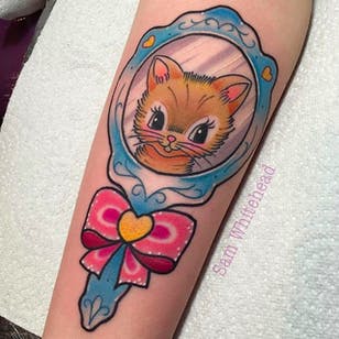Gatito en un espejo Tattoo por Sam Whitehead @Samwhiteheadtattoos #Samwhiteheadtattoos #Colorful #Girly #Girlytattoo #Neotraditional #Blindeyetattoocompany #Leeds #UK #kitten #cat #spejl