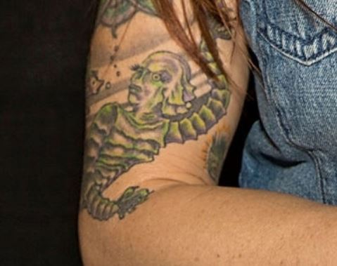 Tatuaje de Lita en su mano derecha
