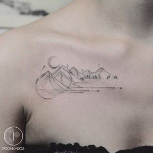 Tatuaje de montaña de línea fina de Karry Ka-Ying Poon.  #KarryKaYingPoon #Poonkaros #fineline #black grey #pointillisme # mountain #geometric