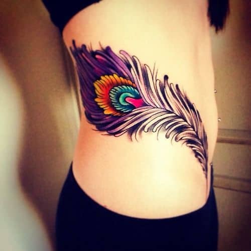 Tatuaje lateral de pluma de pavo real violeta