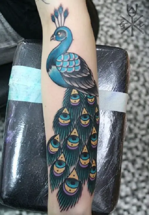 Tatuaje de pavo real en el brazo