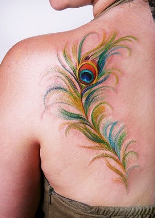 Tatuaje de pluma de pavo real en la espalda para mujer