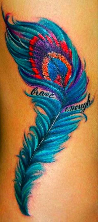 Plumas de tatuaje de pavo real lo suficientemente valientes