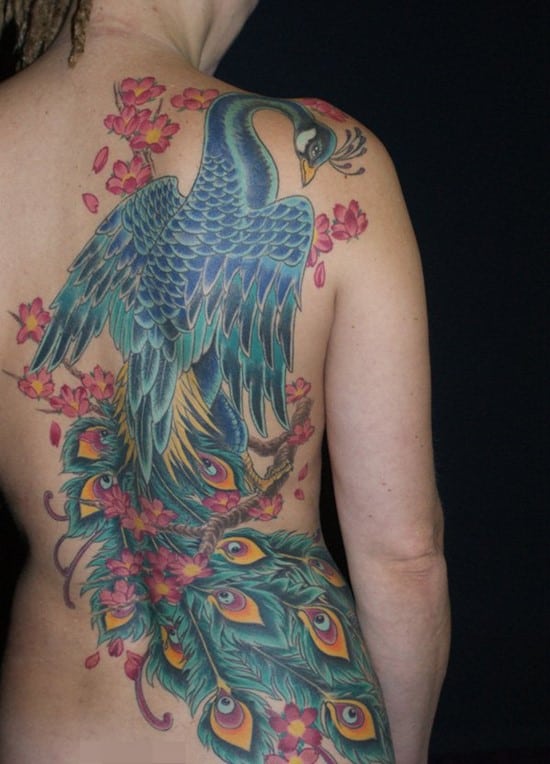 12-tatuaje de pavo real en la espalda