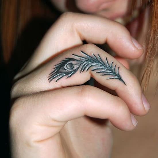28-tatuaje-de-pluma-de-pavo real en el dedo