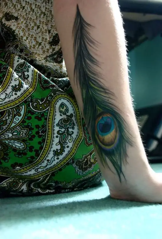55-tatuaje-de-antebrazo-de-pluma-de-pavo real