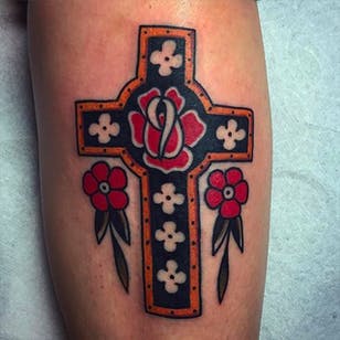 Hermosa imagen de tatuaje clásico, una cruz con algunas flores.  Rad tattoo por Jacob N. #JacobN #traditionaltattoo #boldtattoo #oldschool #cross #blossoms #traditional
