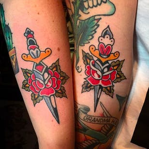 Tatuajes a juego de dos dagas y dos rosas.  Fantástico trabajo de Jacob N. #JacobN #traditionaltattoo #boldtattoo #oldschool #rose #dagger #matchingtattoos #traditional
