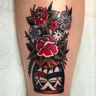Flores en un jarrón.  Fantástico tatuaje de Jacob N. #JacobN #traditional tattoo #ball tattoo #oldchool #flowers #floral #traditional