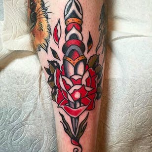 Otra increíble daga a través del tatuaje de rosa de Jacob N. #JacobN #traditionaltattoo #boldtattoo #oldschool #dagger #rose #traditional