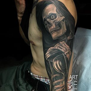 Se acaba el tiempo cuando ves el lúgubre corte que sostiene un reloj de arena.  Por Alexis Vaatete.  # gris diente negro #realismo #AlexisVaatete #grimreaper # calavera #skelet #hoursglass