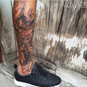 Tatuaje artístico de búho de Alexis Vaatete.  # gris diente negro #realismo #AlexisVaatete # búho # artista # cepillos
