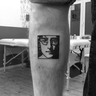 John Lennon blackwork tatuaje de retrato a mano de Max Mariańczuk.  #MaksMarianczuk #BlameMax #handpoke #sortarbejde #sticknpoke # portræt #popkultur #ikon #johnlennon #beatles #musik
