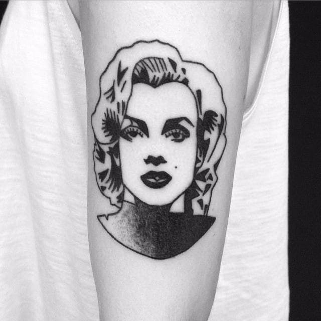 Marilyn Monroe blackwork hand poke retrato tatuaje de Maks Mariańczuk.  #MaksMarianczuk #BlameMax #handpoke #blackwork #sticknpoke #portrait #popculture #icon #MivelynMonroe