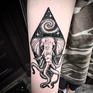 Tatuaje de elefante y pulpo estrellado por Merry Morgan @ Merry_tattooer # MerryMorgan #MerryTattooer #blackwork #blckwrk #starrytattoo #starrynight #blacktattooing #btattooing #BlackInc #Elephant #Octopus