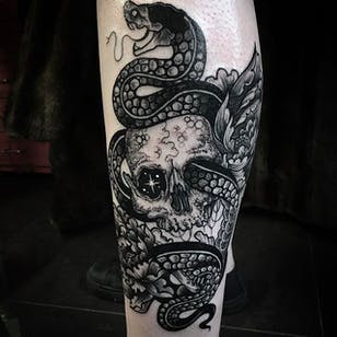 Starry Skull and Snake Tattoo por Merry Morgan @Merry_tattooer #MerryMorgan #MerryTattooer #blackwork #blckwrk #starrytattoo #starrynight #blacktattooing #btattooing #BlackInc #Skull #Snake