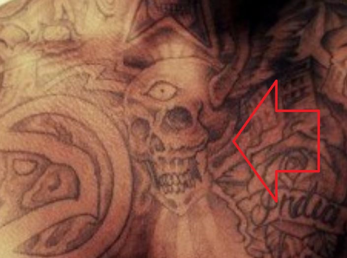 Tatuaje de calavera en el lado sur en el pecho