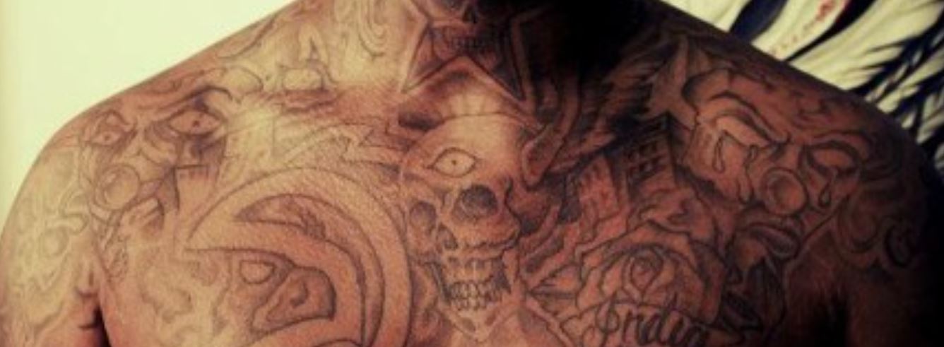 Tatuaje en el hombro del lado sur