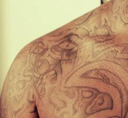 Tatuaje en el hombro derecho del lado sur