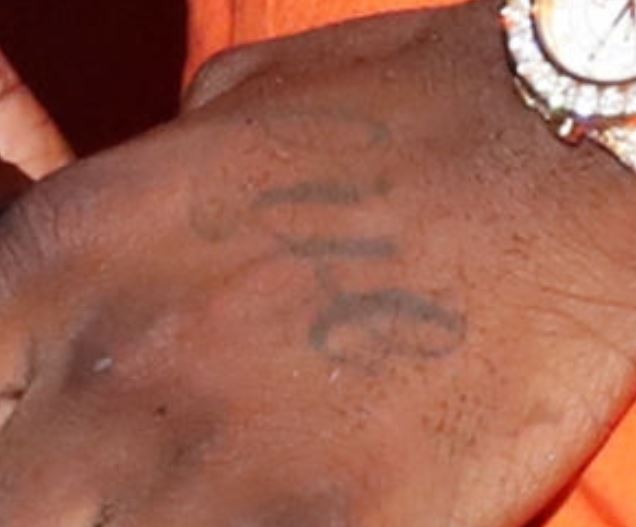 El tatuaje principal de la mano izquierda.