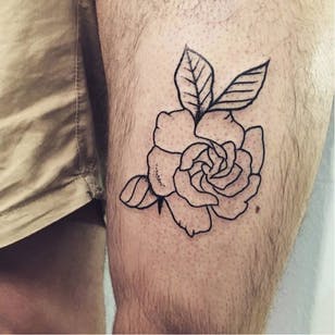 Hermoso tatuaje de gardenia de Jen Von Klitzing #gardenia #flowertattoo #linework #blackwork #JenVonKlitzing #botanicaltattoo #botanical