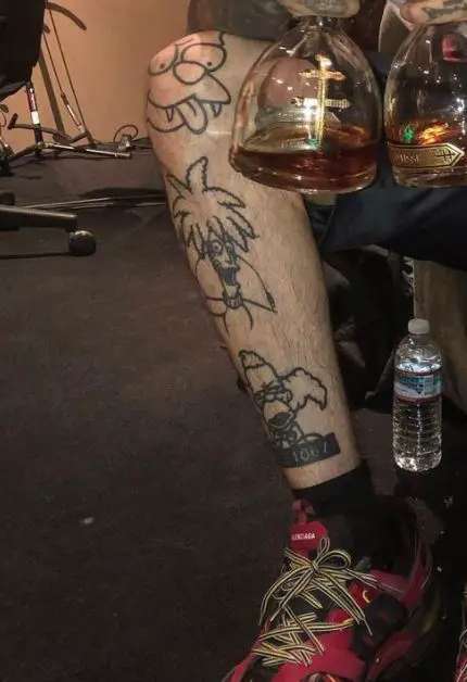 Sosmula tatuaje en la pierna derecha