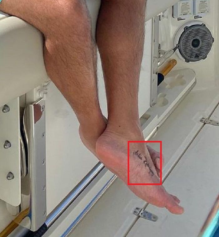 Tatuaje en la pierna izquierda de Luis Fonsi