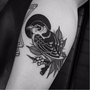 Tatuaje de pájaro de Matt Pettis #MattPettis #blackwork #blckwrk #btattooing #bird