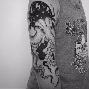 Tatuaje de pulpo por Matt Pettis #MattPettis #blackwork #blckwrk #btattooing #octopus