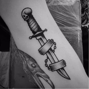 Tatuaje de cuchillo por Matt Pettis #MattPettis #blackwork #blckwrk #btattooing #knife #skull #chain