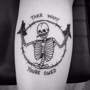 Tatuaje esqueleto de Matt Pettis #MattPettis #black work #blckwrk #tattoo # skeleton