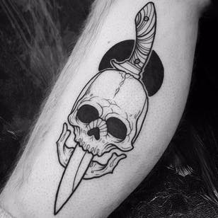 Tatuaje de calavera por Matt Pettis #MattPettis #blackwork #blckwrk #btattooing #skull #knife
